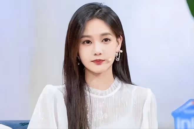 李一桐脫鞋光腳坐飛機惹爭議,腳踩座椅不衛生,網友吐槽沒素質
