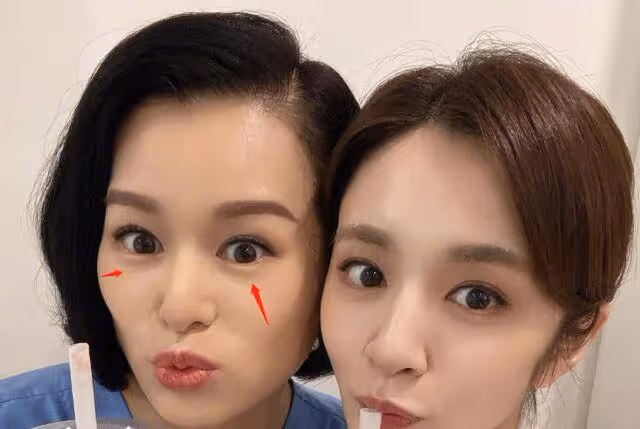 胡杏兒最新近照曝光,與小8歲王曉晨同框比美,兩人膚色差明顯