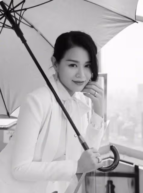 胡杏兒最新近照曝光,與小8歲王曉晨同框比美,兩人膚色差明顯