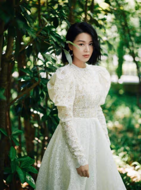 胡杏兒最新近照曝光,與小8歲王曉晨同框比美,兩人膚色差明顯