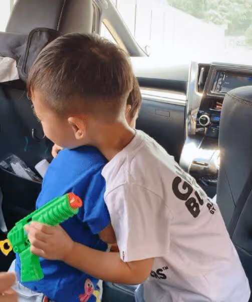 胡杏兒最新近照曝光,與小8歲王曉晨同框比美,兩人膚色差明顯