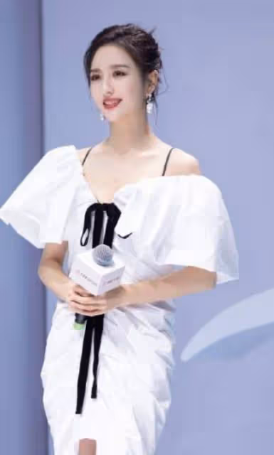 陳思誠凌晨為佟麗婭慶生,曬出母子溫馨舊照,佟麗婭只回復兩個字
