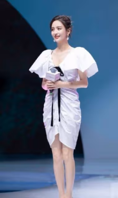 陳思誠凌晨為佟麗婭慶生,曬出母子溫馨舊照,佟麗婭只回復兩個字