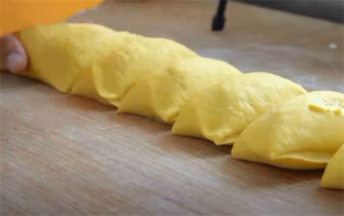 2塊南瓜3勺麵粉，不加一滴水，蒸出的饅頭，蓬鬆暄軟，孩子超喜歡