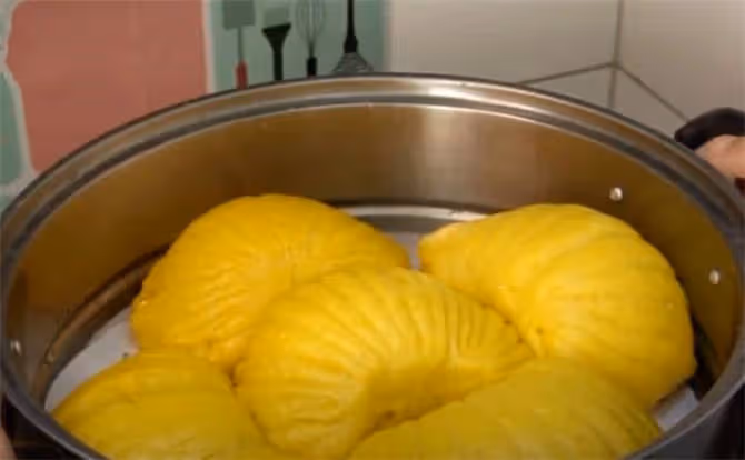 2塊南瓜3勺麵粉，不加一滴水，蒸出的饅頭，蓬鬆暄軟，孩子超喜歡