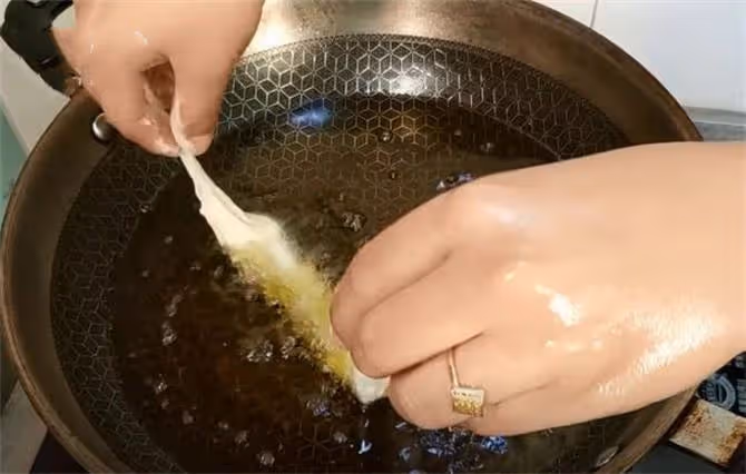 油條夏天新做法,不揉面不擀麵,省時省力,不學會可惜了