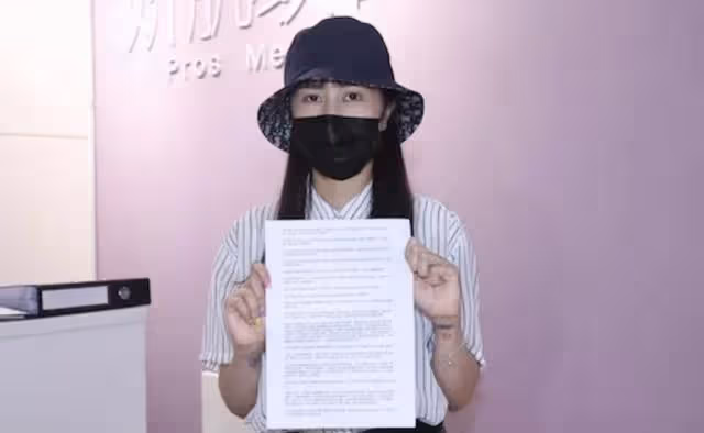 驚喜!前香港嫩模亮相TVB人氣節目,曾為寫真去隆胸更拍下小便照