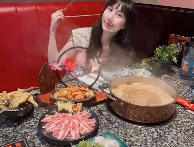 驚喜!前香港嫩模亮相TVB人氣節目,曾為寫真去隆胸更拍下小便照