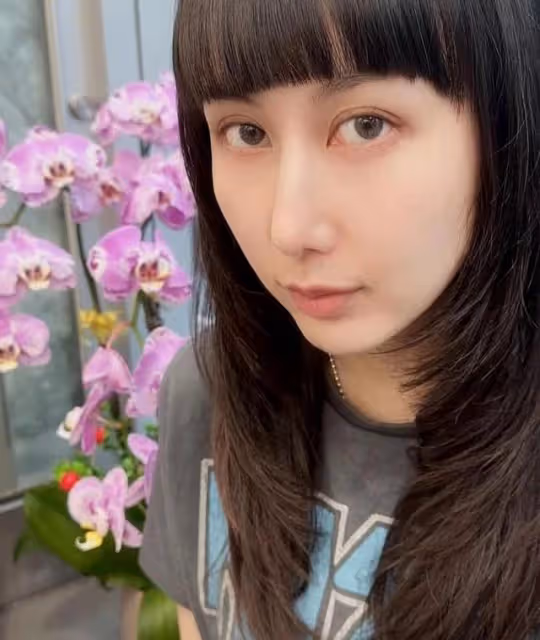 驚喜!前香港嫩模亮相TVB人氣節目,曾為寫真去隆胸更拍下小便照