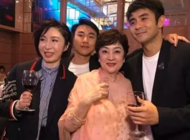 驚喜露面!謝賢前妻罕現身好友聚會,與兒子神隱1年一度被指失蹤