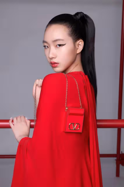 小S長女走成熟路線，17歲許曦文衣著性感時尚，高級厭世臉太養眼