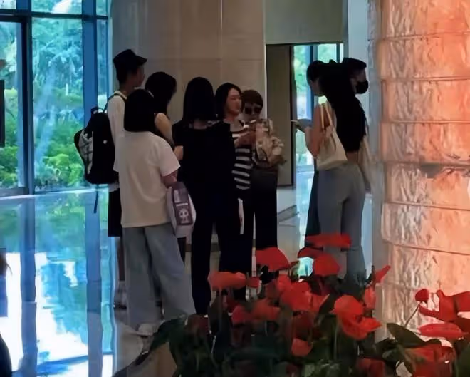 小S長女走成熟路線，17歲許曦文衣著性感時尚，高級厭世臉太養眼