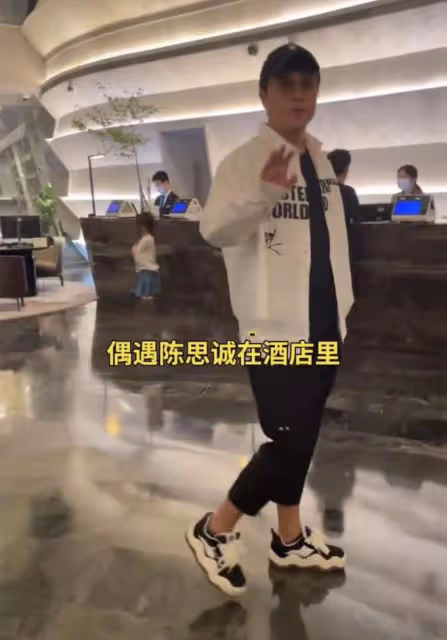 陳思誠「一拖四」帶美女進酒店,黑眼圈超重憔悴不堪像是被掏空
