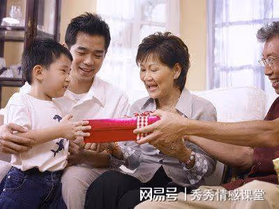 故事:母親節兒子兒媳給我發紅包,看到親家朋友圈,這錢不要也罷