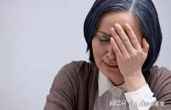 故事:母親節兒子兒媳給我發紅包,看到親家朋友圈,這錢不要也罷
