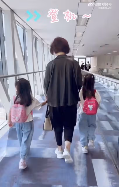 熊黛林罕曬祖孫三代,與富豪老公首次帶雙胞胎旅行,婆媳關係融洽