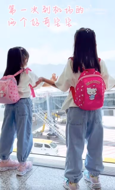 熊黛林曬祖孫三代出遊,婆媳罕見同框,5歲雙胞胎女兒越長越像