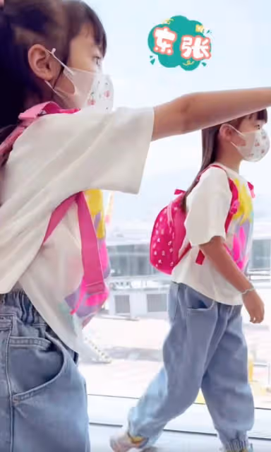 熊黛林曬祖孫三代出遊,婆媳罕見同框,5歲雙胞胎女兒越長越像