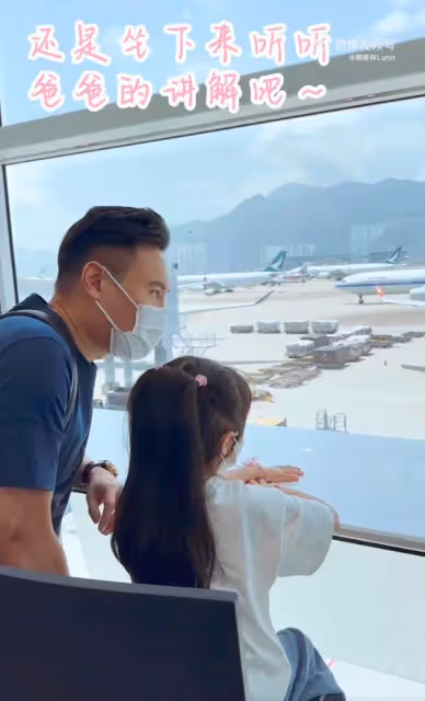 熊黛林曬祖孫三代出遊,婆媳罕見同框,5歲雙胞胎女兒越長越像