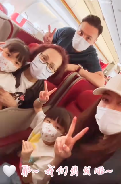 熊黛林曬祖孫三代出遊,婆媳罕見同框,5歲雙胞胎女兒越長越像