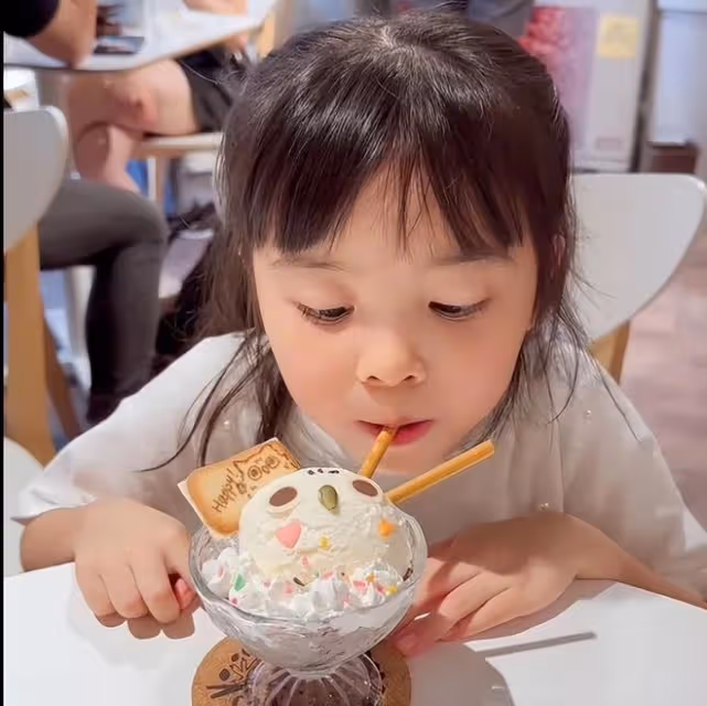 熊黛林曬祖孫三代出遊，婆媳罕見同框，5歲雙胞胎女兒越長越像