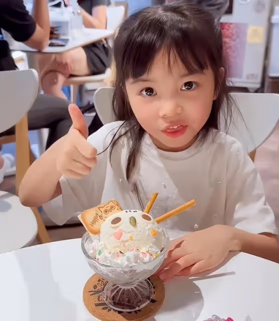 熊黛林曬祖孫三代出遊，婆媳罕見同框，5歲雙胞胎女兒越長越像