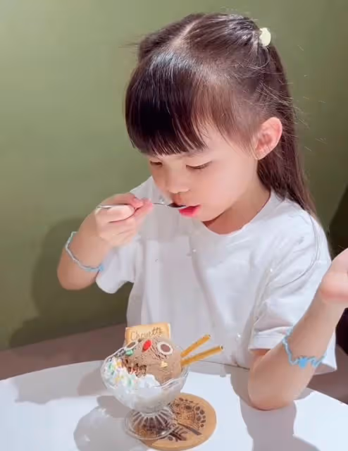 熊黛林曬祖孫三代出遊，婆媳罕見同框，5歲雙胞胎女兒越長越像
