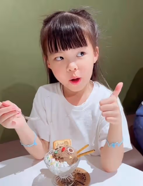 熊黛林曬祖孫三代出遊，婆媳罕見同框，5歲雙胞胎女兒越長越像