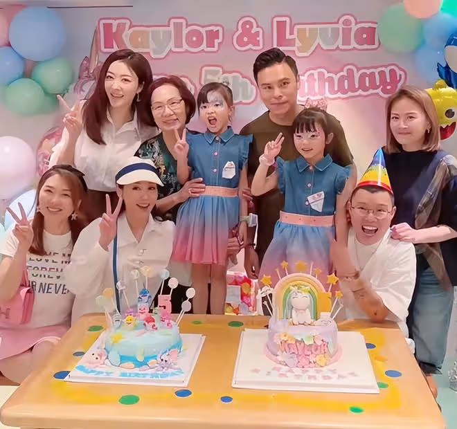 熊黛林曬祖孫三代出遊，婆媳罕見同框，5歲雙胞胎女兒越長越像