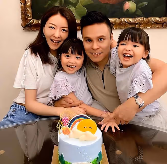 熊黛林曬祖孫三代出遊，婆媳罕見同框，5歲雙胞胎女兒越長越像
