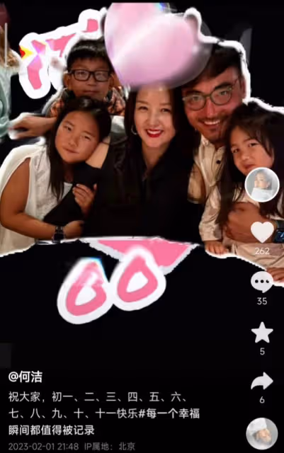 何潔新年首曬全家福,三個兒女長大了都像媽媽,一家五口超幸福