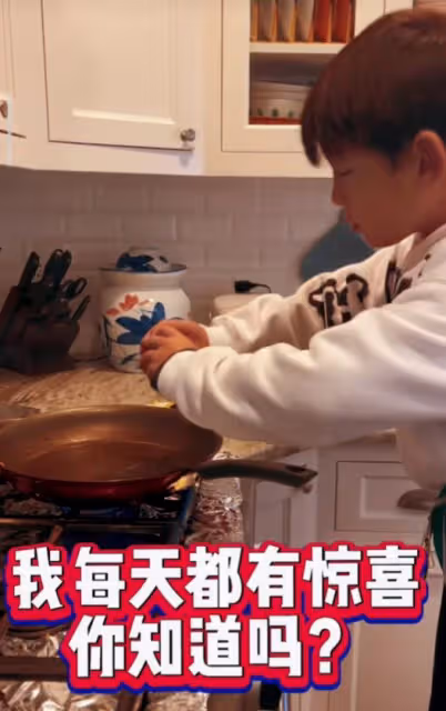 何潔新年首曬全家福,三個兒女長大了都像媽媽,一家五口超幸福