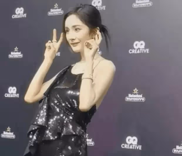 楊冪糗事連連!紅毯尷尬現場,身材垂掛弔帶裙中年大媽風塵味盡顯