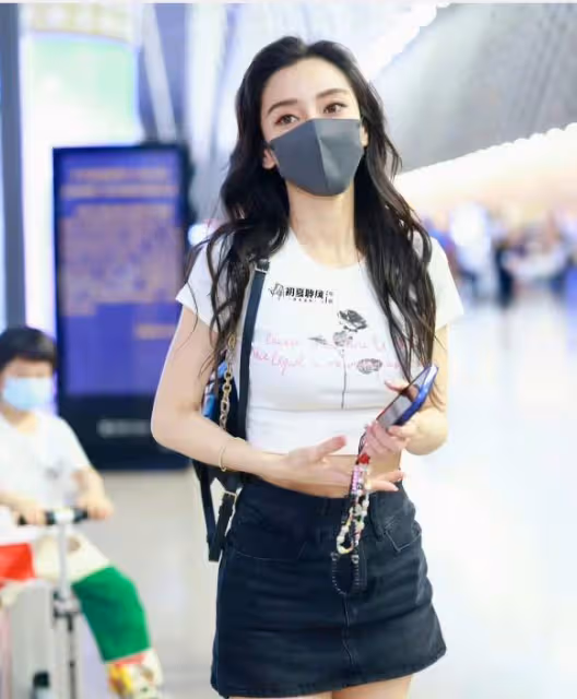 baby帶兒子遠赴巴黎,6歲小海綿坐行李箱上,跟媽媽後面乖巧可愛