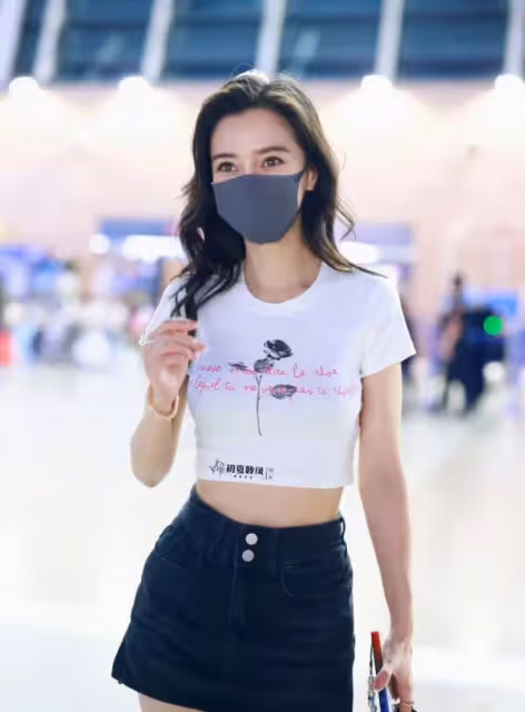 baby帶兒子遠赴巴黎,6歲小海綿坐行李箱上,跟媽媽後面乖巧可愛