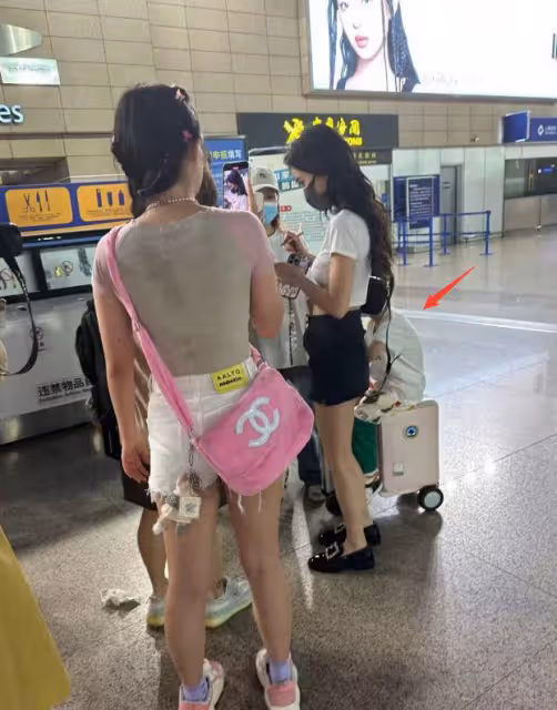 baby帶兒子遠赴巴黎,6歲小海綿坐行李箱上,跟媽媽後面乖巧可愛