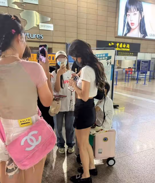baby帶兒子遠赴巴黎,6歲小海綿坐行李箱上,跟媽媽後面乖巧可愛