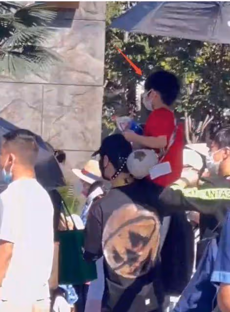 baby帶兒子遠赴巴黎,6歲小海綿坐行李箱上,跟媽媽後面乖巧可愛