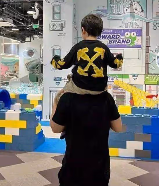 baby帶兒子遠赴巴黎,6歲小海綿坐行李箱上,跟媽媽後面乖巧可愛