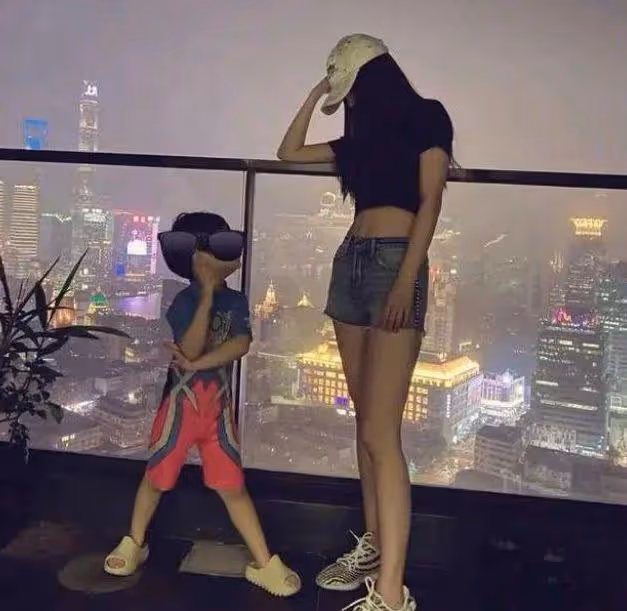 baby帶兒子遠赴巴黎,6歲小海綿坐行李箱上,跟媽媽後面乖巧可愛