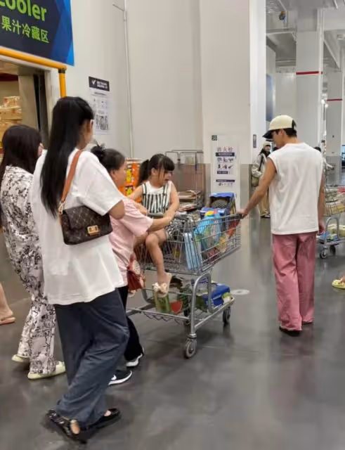 山姆超市偶遇韓安冉一家,穿睡衣出門打扮隨意,不修邊幅遭吐槽