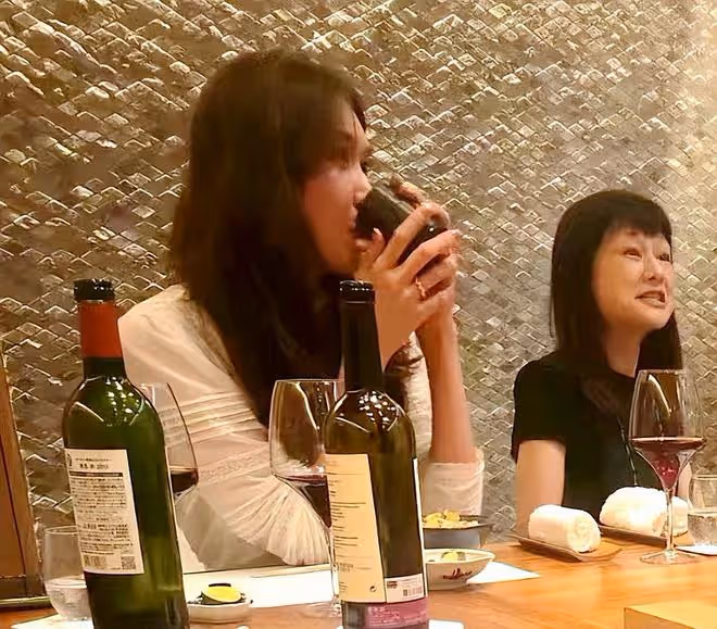 48歲林志玲日本聚餐,蓬頭垢面純素顏變化大,老公幹瘦像個小老頭