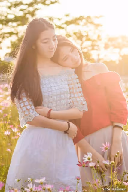 故事:女子發現男友和自己閨蜜逛街,飛踹後提出分手:我不要渣男