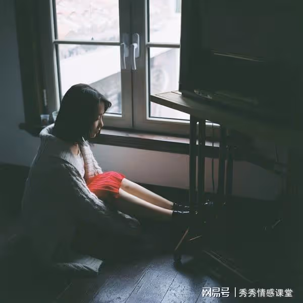 故事：女子發現男友和自己閨蜜逛街，飛踹後提出分手：我不要渣男