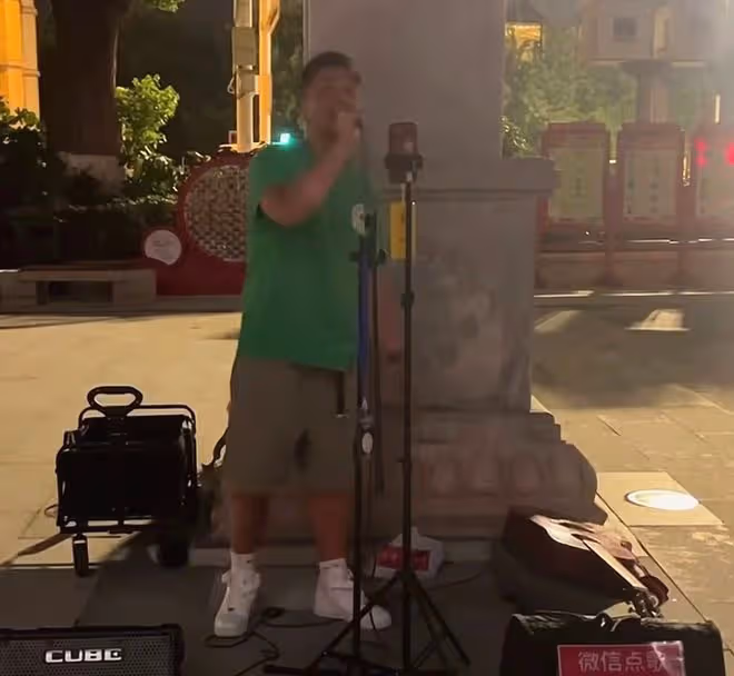 知名港星湖北街頭擺攤,放二維碼賣唱被嘲落魄!曾戀上容祖兒6年