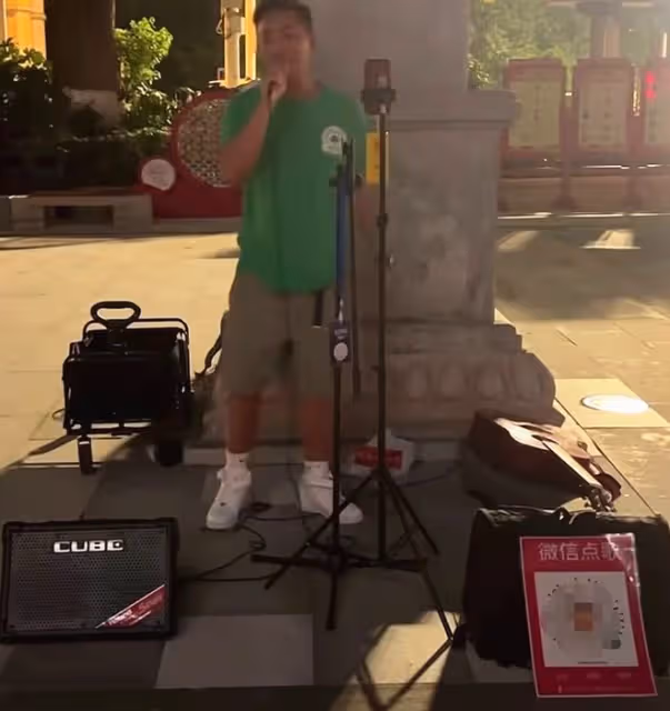 知名港星湖北街頭擺攤,放二維碼賣唱被嘲落魄!曾戀上容祖兒6年