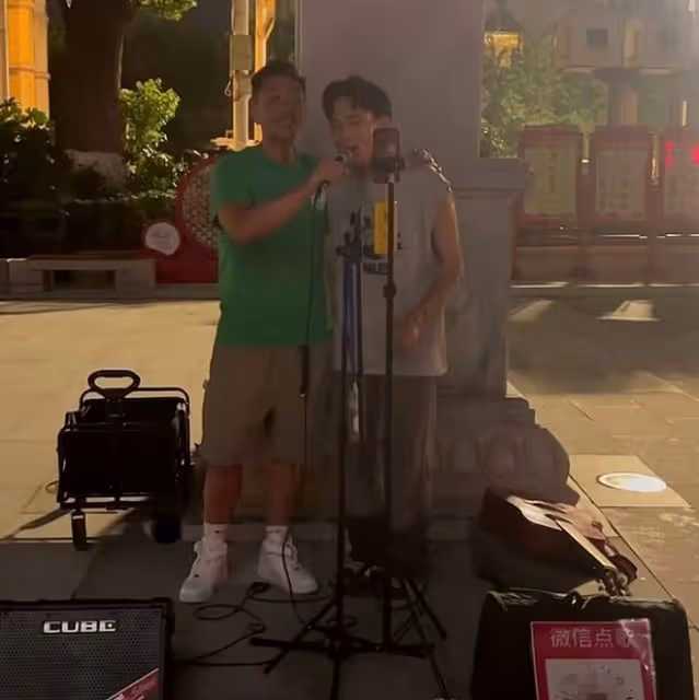 知名港星湖北街頭擺攤,放二維碼賣唱被嘲落魄!曾戀上容祖兒6年