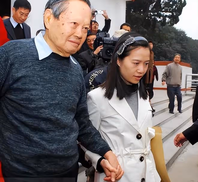 101歲楊振寧罕露面!被曝飛機上與翁帆「調情」,同框照似祖孫