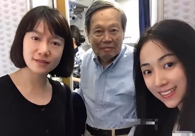 101歲楊振寧罕露面!被曝飛機上與翁帆「調情」,同框照似祖孫