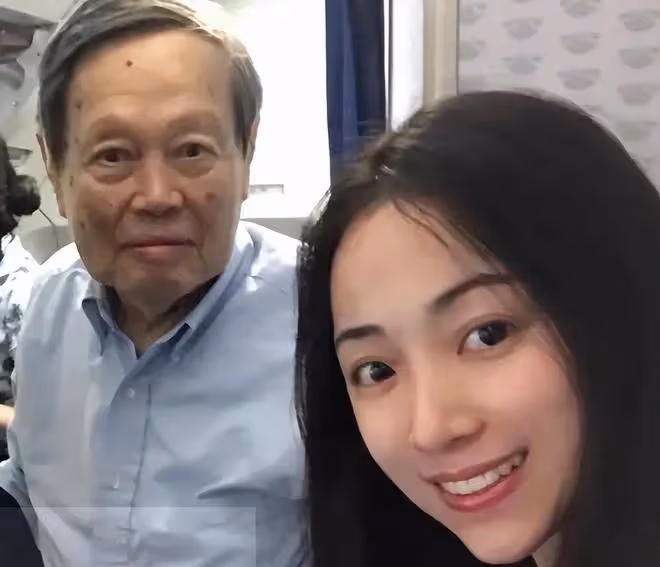 101歲楊振寧罕露面!被曝飛機上與翁帆「調情」,同框照似祖孫